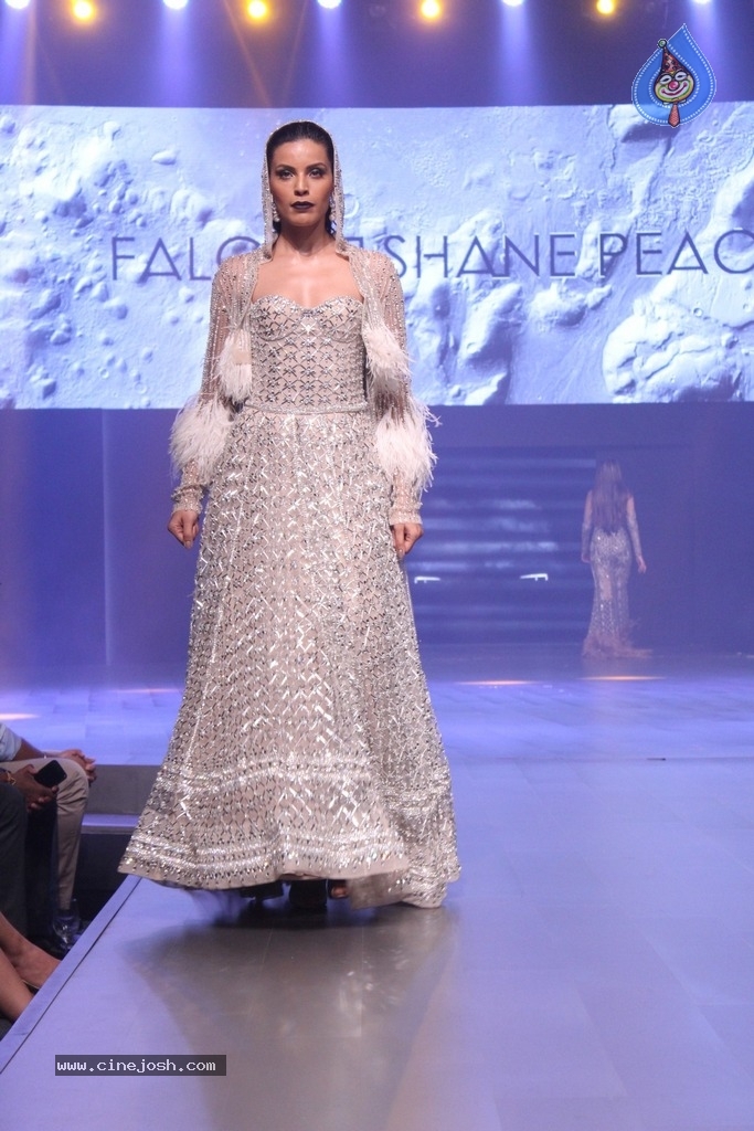 Red Carpet Of Luxury and Fashion As Hello - 40 / 58 photos