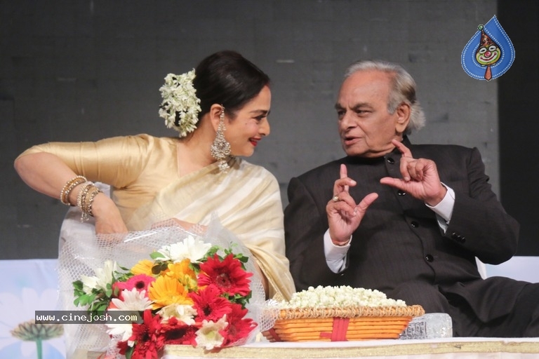 Rekha At Smita Patil Memorial Award - 1 / 12 photos