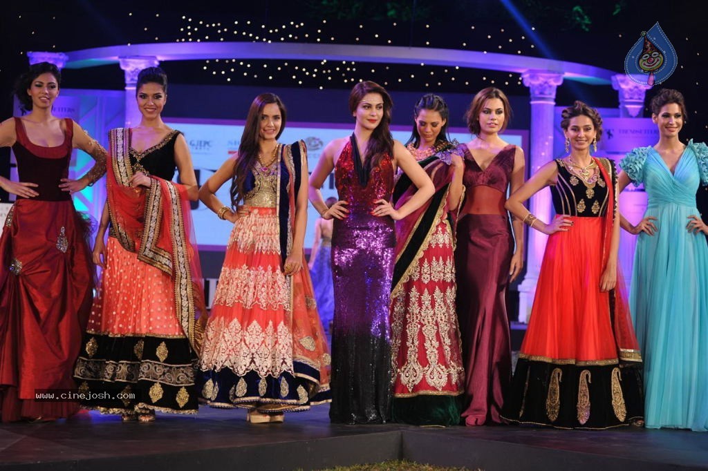 Retail Jeweller India Trendsetter Fashion Show - 13 / 108 photos