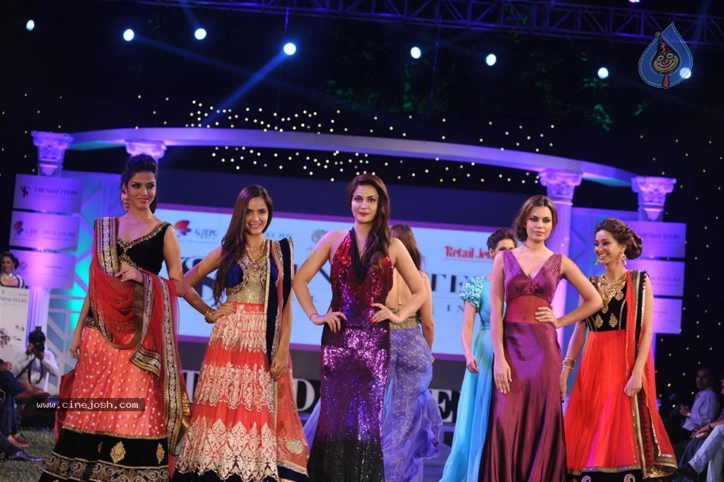 Retail Jeweller India Trendsetter Fashion Show - 27 / 108 photos