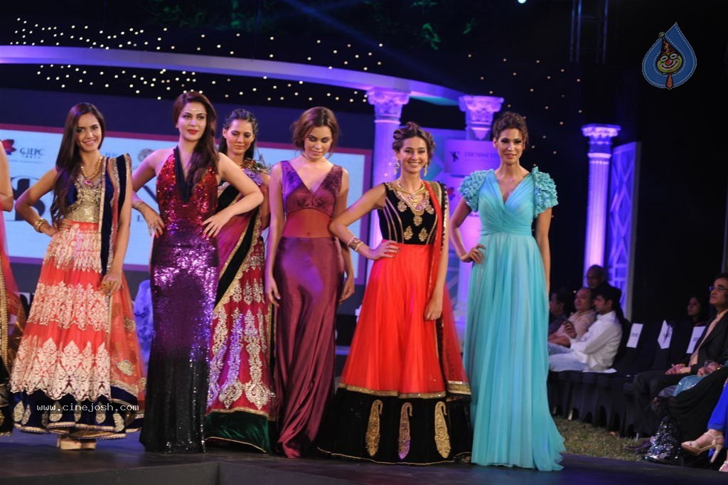 Retail Jeweller India Trendsetter Fashion Show - 28 / 108 photos