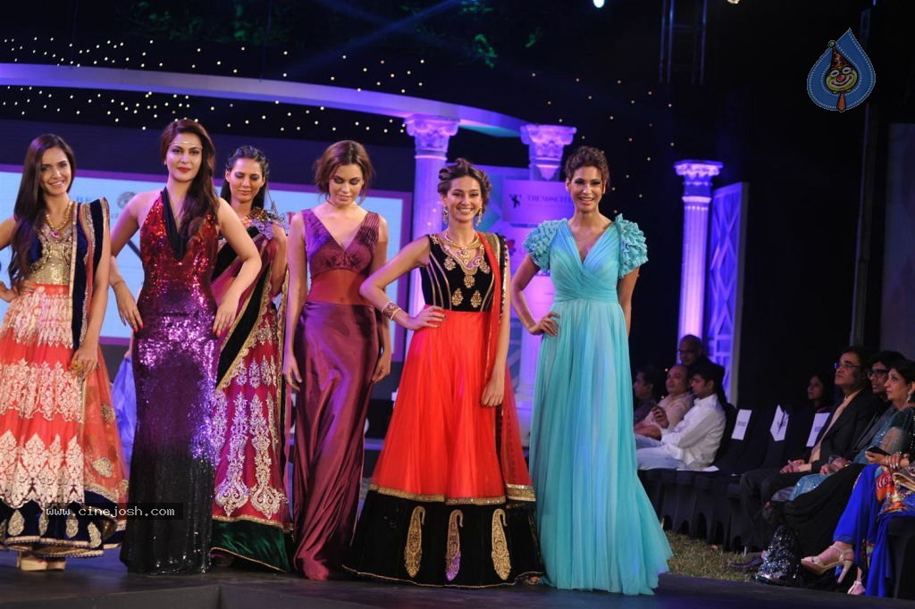 Retail Jeweller India Trendsetter Fashion Show - 100 / 108 photos