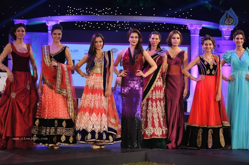 Retail Jeweller India Trendsetter Fashion Show - 103 / 108 photos