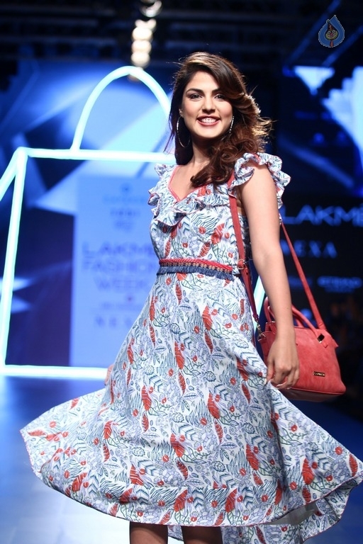 Ria Chakravarthi Walks The Ramp at LFW 2017 - 1 / 17 photos