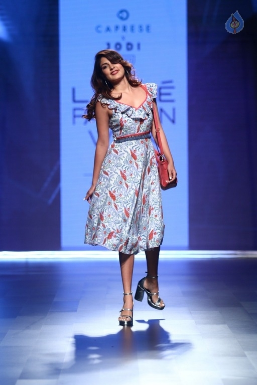 Ria Chakravarthi Walks The Ramp at LFW 2017 - 2 / 17 photos