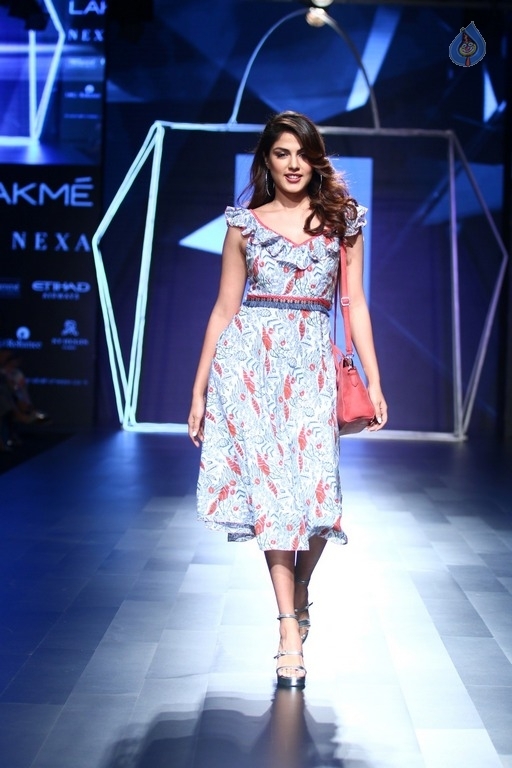Ria Chakravarthi Walks The Ramp at LFW 2017 - 5 / 17 photos