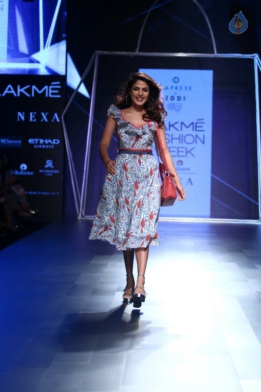 Ria Chakravarthi Walks The Ramp at LFW 2017 - 6 / 17 photos