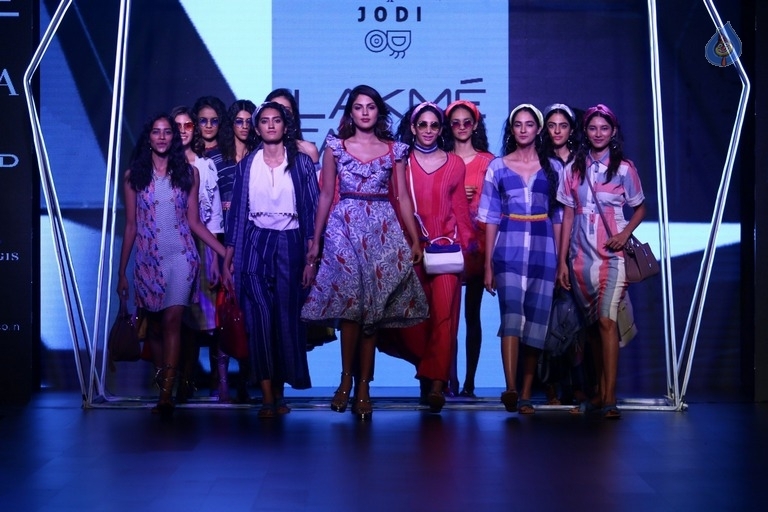 Ria Chakravarthi Walks The Ramp at LFW 2017 - 9 / 17 photos