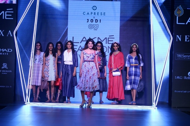 Ria Chakravarthi Walks The Ramp at LFW 2017 - 11 / 17 photos