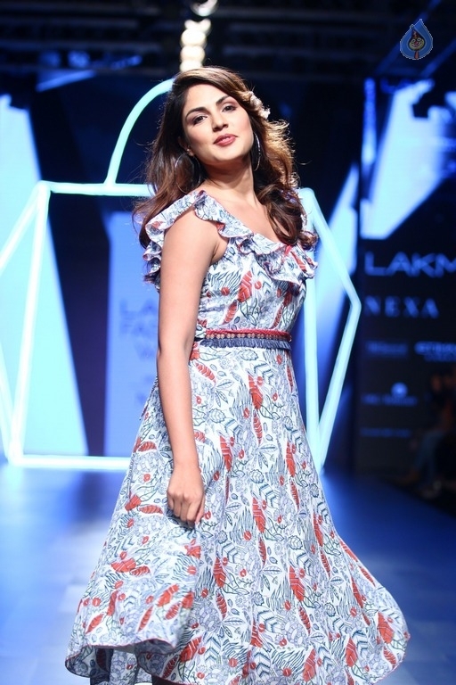 Ria Chakravarthi Walks The Ramp at LFW 2017 - 15 / 17 photos