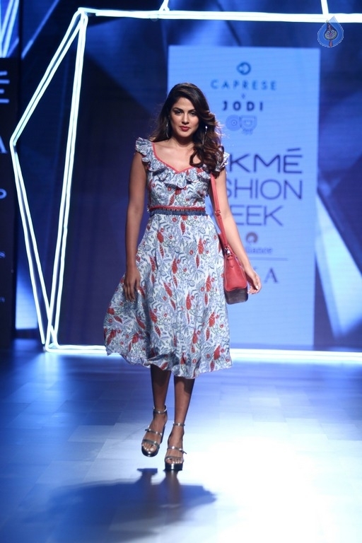Ria Chakravarthi Walks The Ramp at LFW 2017 - 16 / 17 photos