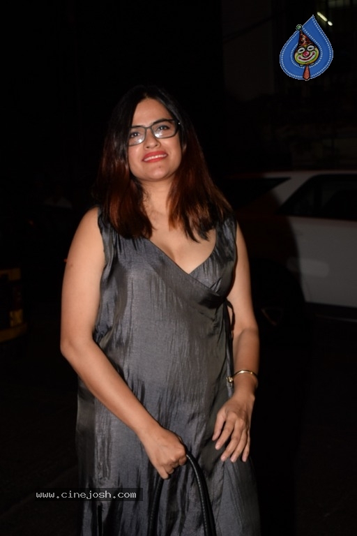 Richa Chadda Snapped Post Her Dinner At The Korner House - 17 / 19 photos