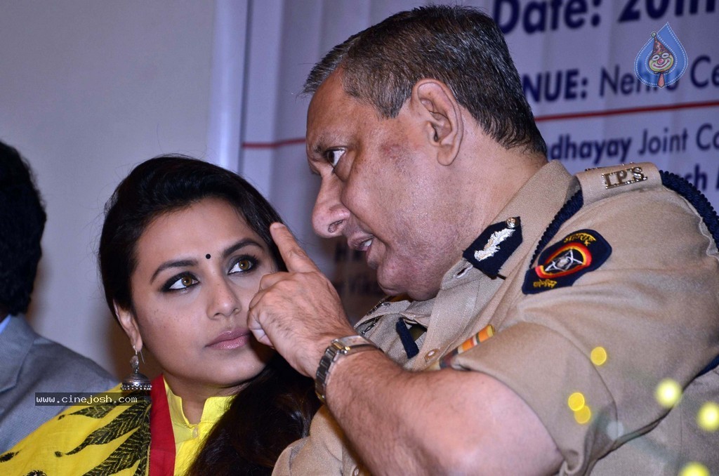Right to Way for Ambulance Launch - 63 / 99 photos