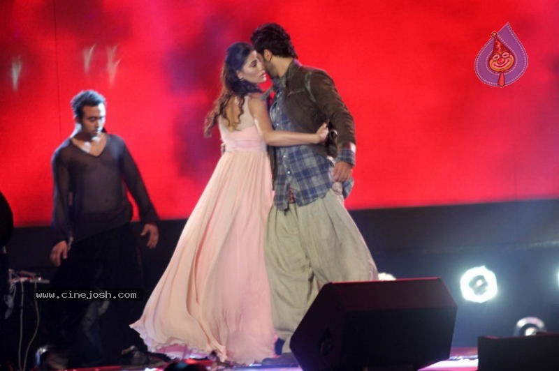 Rockstar Movie Team Performs at Mum Concert - 9 / 57 photos