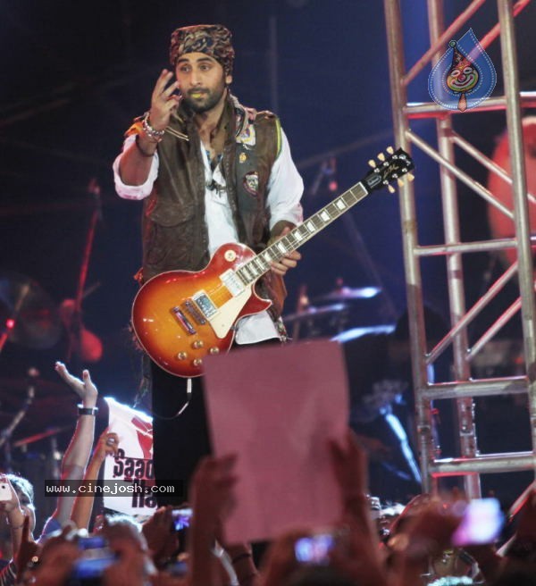 Rockstar Movie Team Performs at Mum Concert - 16 / 57 photos