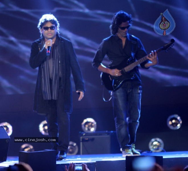 Rockstar Movie Team Performs at Mum Concert - 18 / 57 photos
