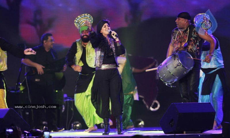 Rockstar Movie Team Performs at Mum Concert - 21 / 57 photos