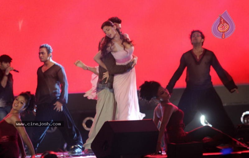 Rockstar Movie Team Performs at Mum Concert - 22 / 57 photos