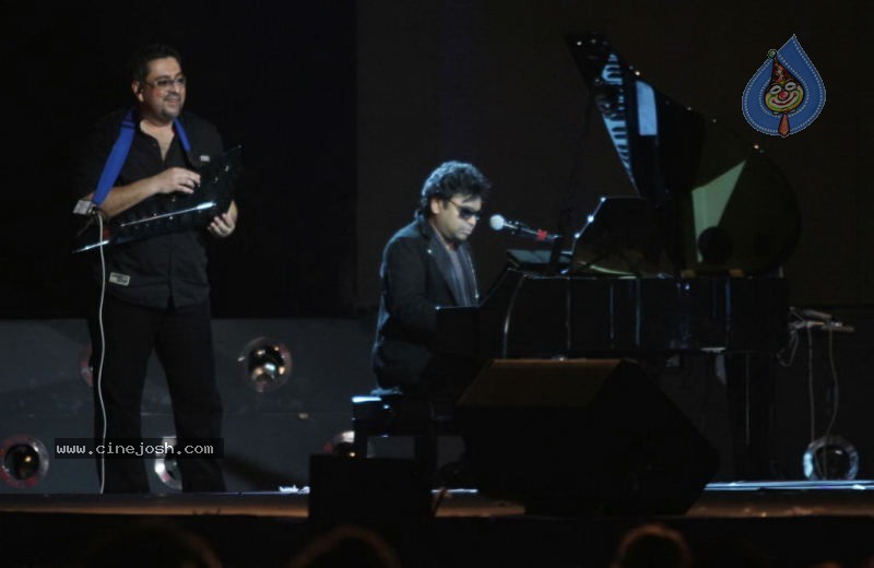 Rockstar Movie Team Performs at Mum Concert - 27 / 57 photos
