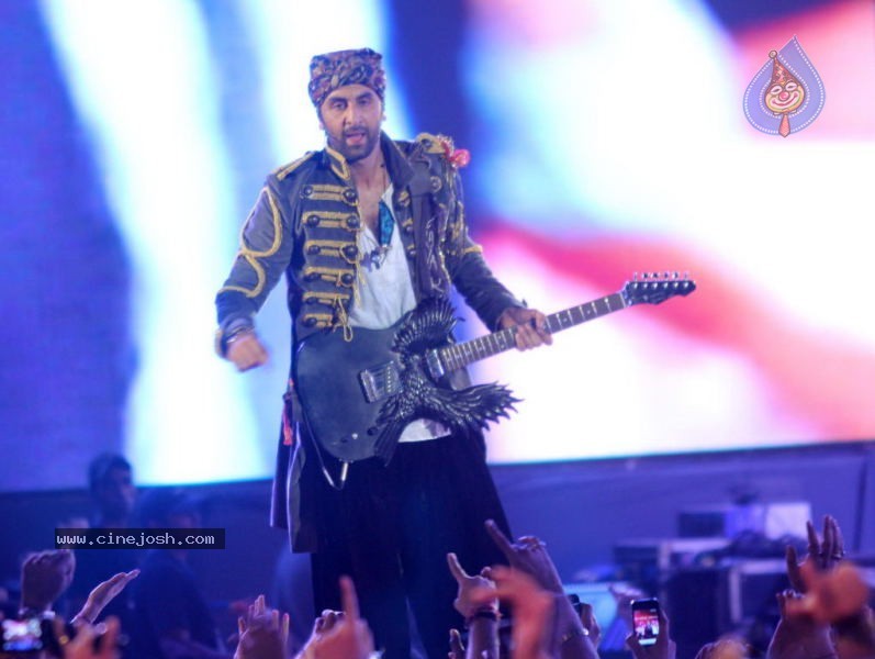 Rockstar Movie Team Performs at Mum Concert - 40 / 57 photos