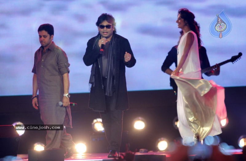 Rockstar Movie Team Performs at Mum Concert - 46 / 57 photos
