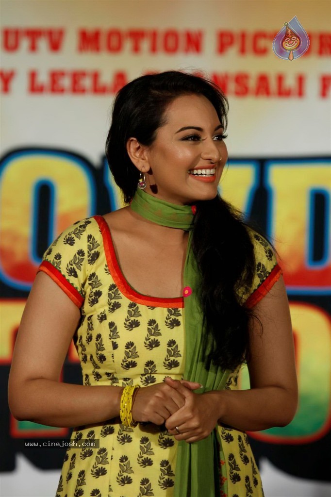 Rowdy Rathore First Look Launch - 21 / 60 photos