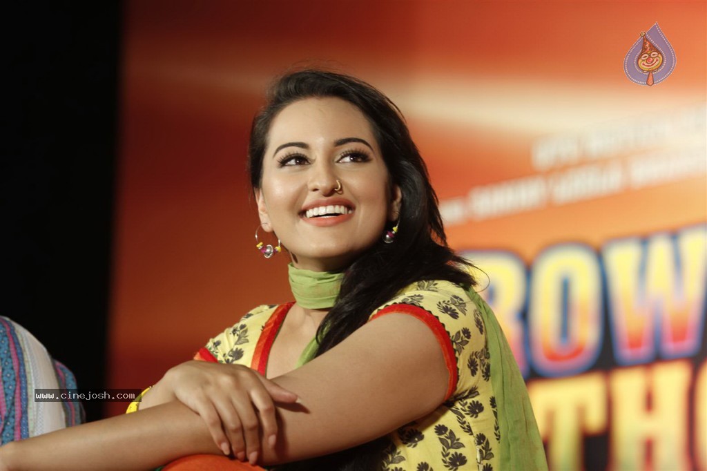 Rowdy Rathore First Look Launch - 35 / 60 photos