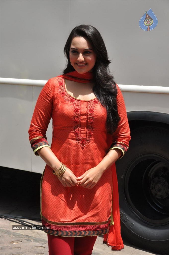 Rowdy Rathore Movie Promotion - 3 / 36 photos