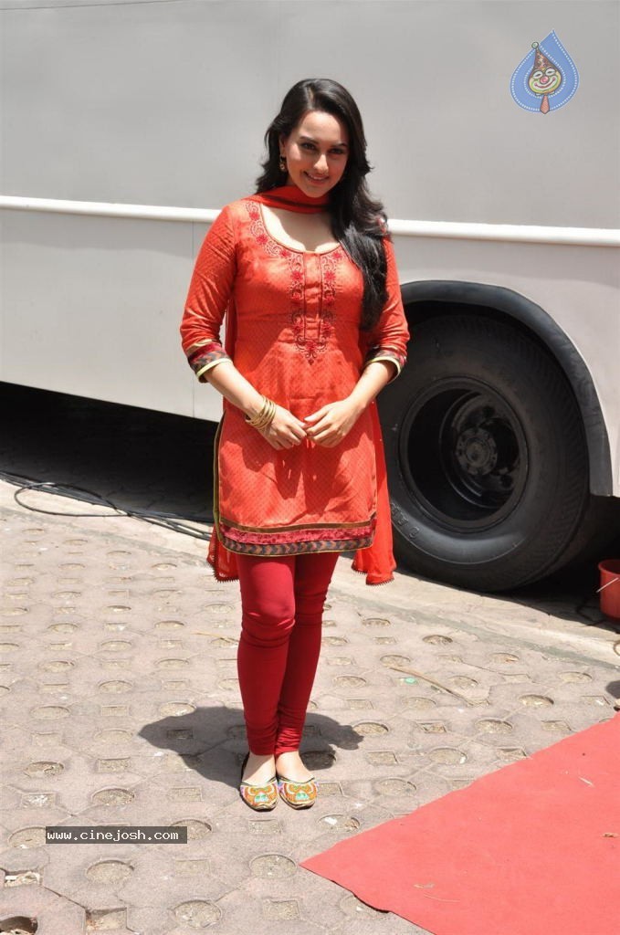 Rowdy Rathore Movie Promotion - 14 / 36 photos