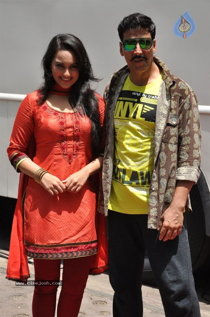 Rowdy Rathore Movie Promotion - 18 / 36 photos