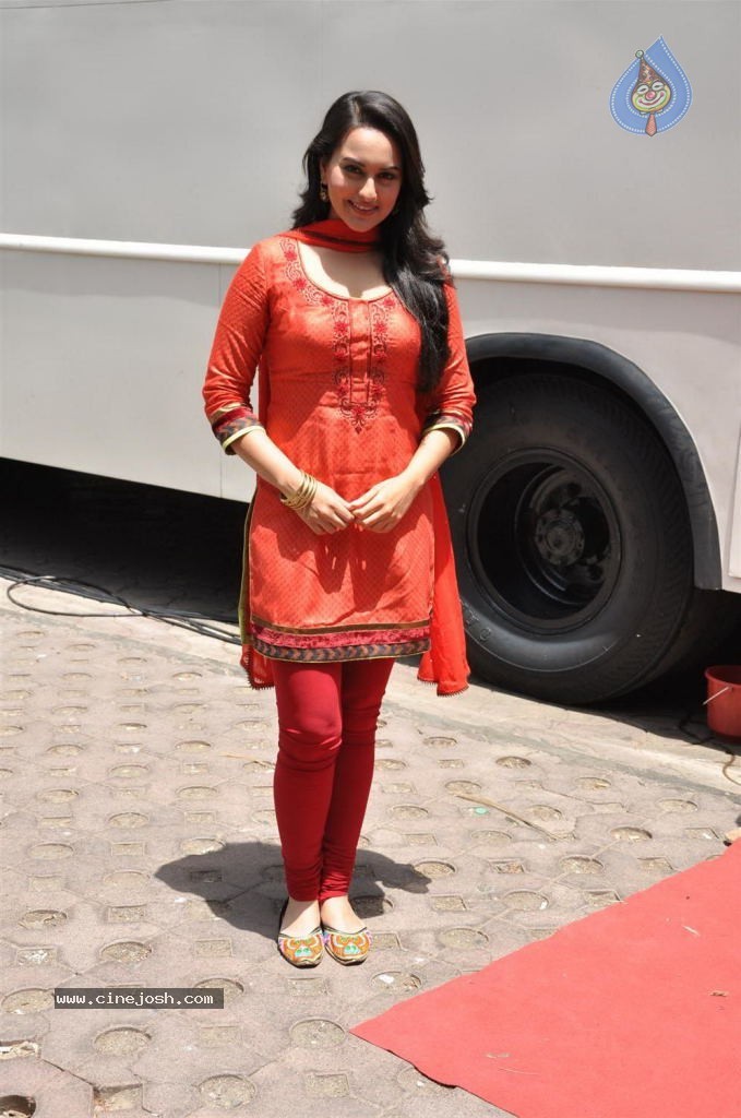Rowdy Rathore Movie Promotion - 36 / 36 photos