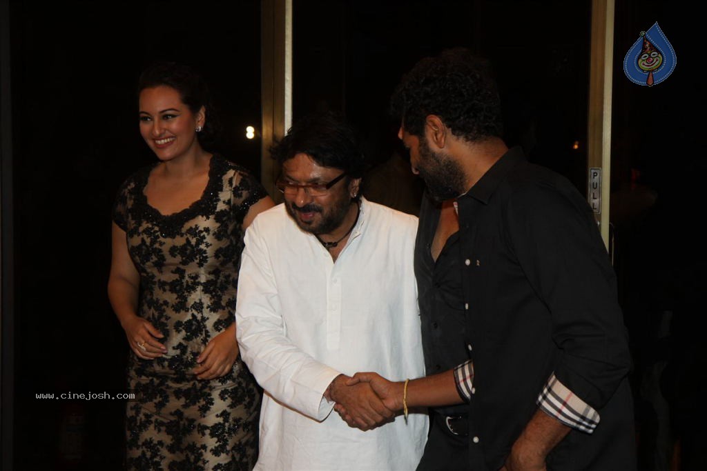 Rowdy Rathore Success Party - 22 / 34 photos