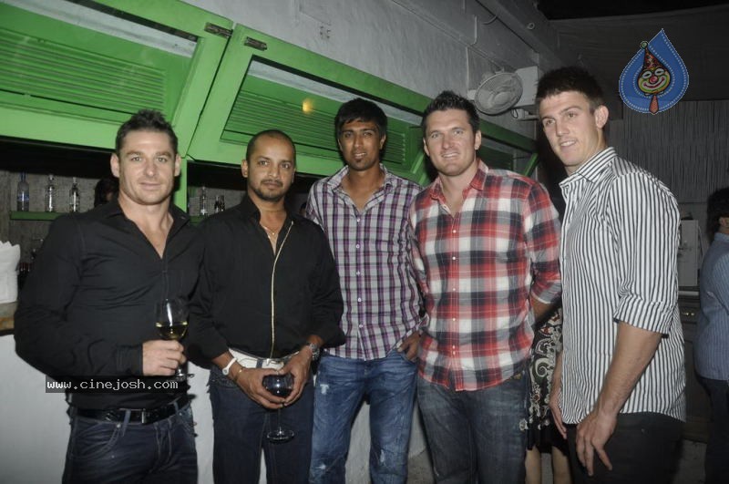 Sachin and Yuvraj at Celebrity Lockers Bash - 1 / 72 photos