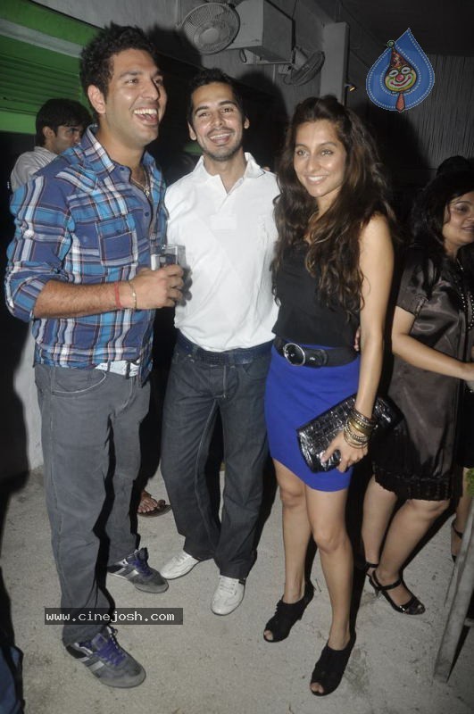 Sachin and Yuvraj at Celebrity Lockers Bash - 3 / 72 photos