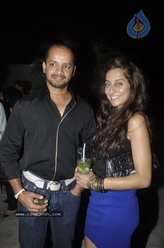 Sachin and Yuvraj at Celebrity Lockers Bash - 14 / 72 photos