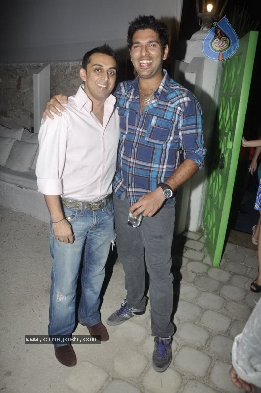 Sachin and Yuvraj at Celebrity Lockers Bash - 15 / 72 photos