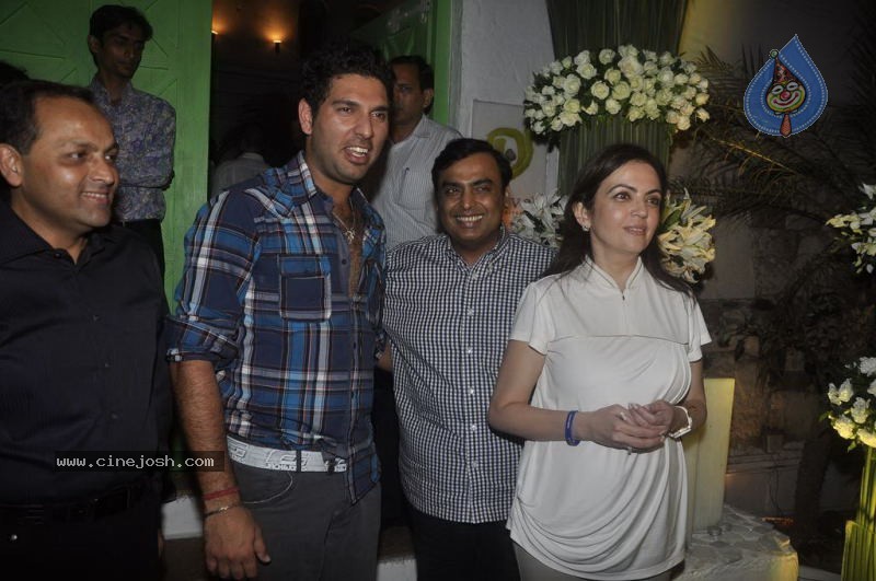 Sachin and Yuvraj at Celebrity Lockers Bash - 16 / 72 photos