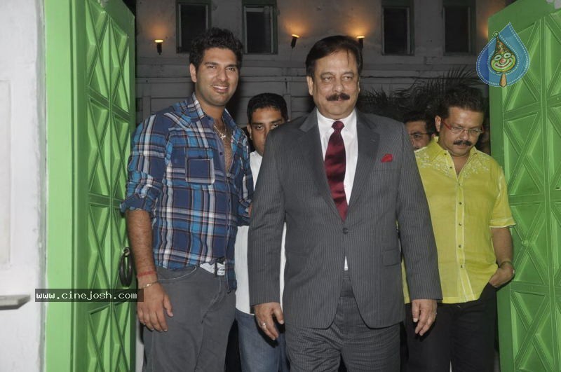 Sachin and Yuvraj at Celebrity Lockers Bash - 17 / 72 photos