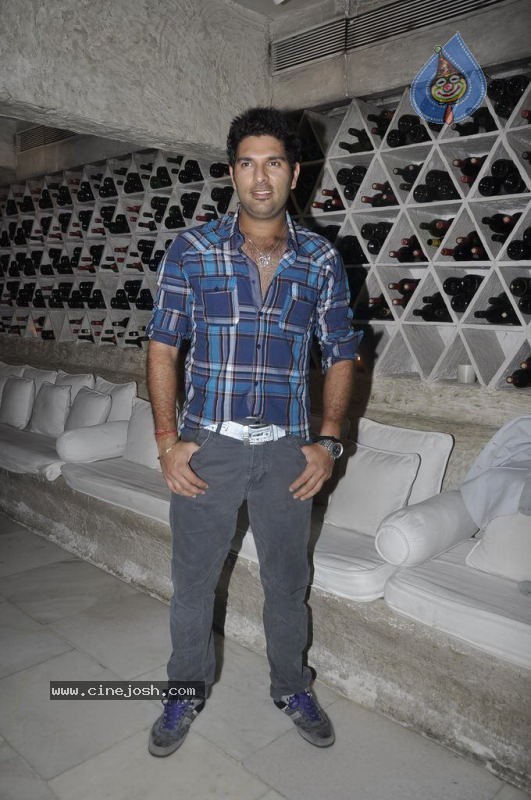 Sachin and Yuvraj at Celebrity Lockers Bash - 20 / 72 photos