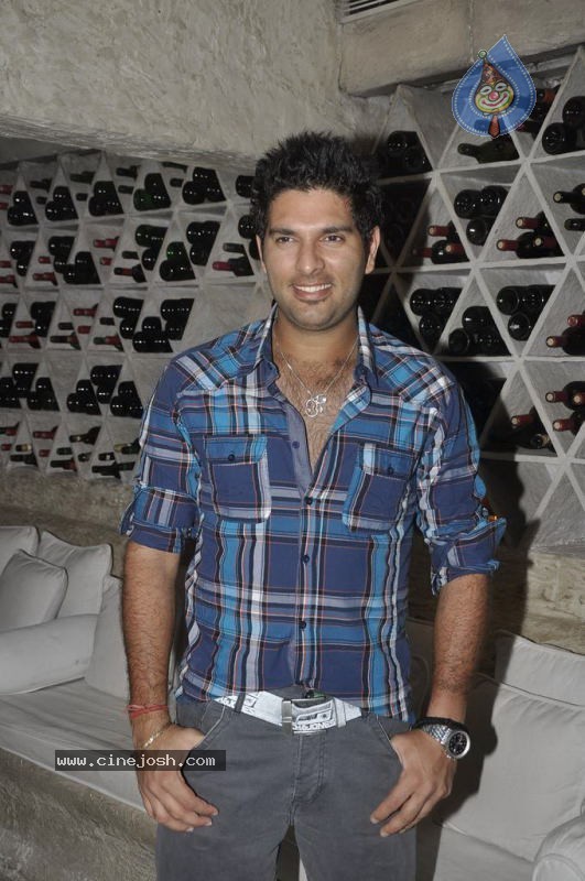 Sachin and Yuvraj at Celebrity Lockers Bash - 22 / 72 photos