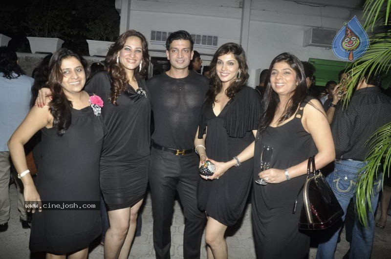 Sachin and Yuvraj at Celebrity Lockers Bash - 31 / 72 photos