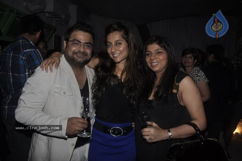 Sachin and Yuvraj at Celebrity Lockers Bash - 44 / 72 photos