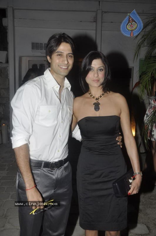 Sachin and Yuvraj at Celebrity Lockers Bash - 48 / 72 photos