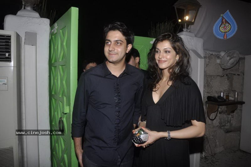 Sachin and Yuvraj at Celebrity Lockers Bash - 49 / 72 photos
