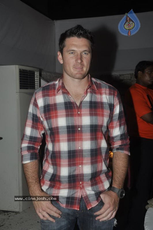 Sachin and Yuvraj at Celebrity Lockers Bash - 52 / 72 photos