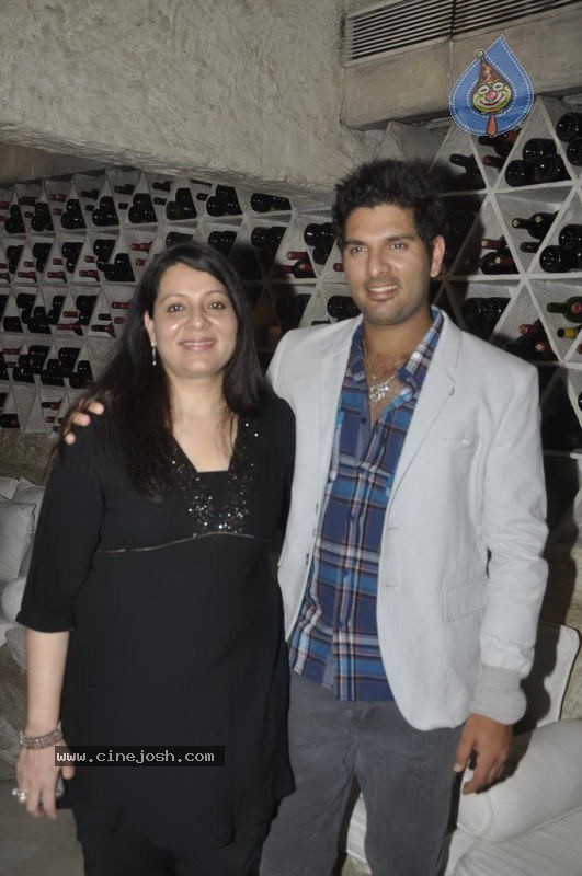 Sachin and Yuvraj at Celebrity Lockers Bash - 53 / 72 photos