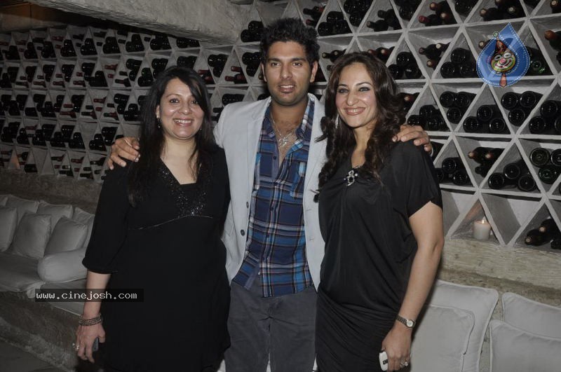 Sachin and Yuvraj at Celebrity Lockers Bash - 68 / 72 photos