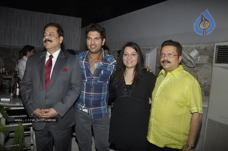Sachin and Yuvraj at Celebrity Lockers Bash - 69 / 72 photos