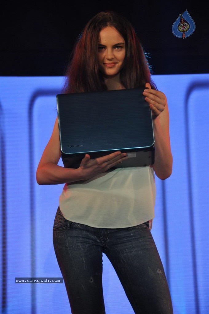 Sachin Launches Toshiba 2013 Range of Laptops - 10 / 38 photos