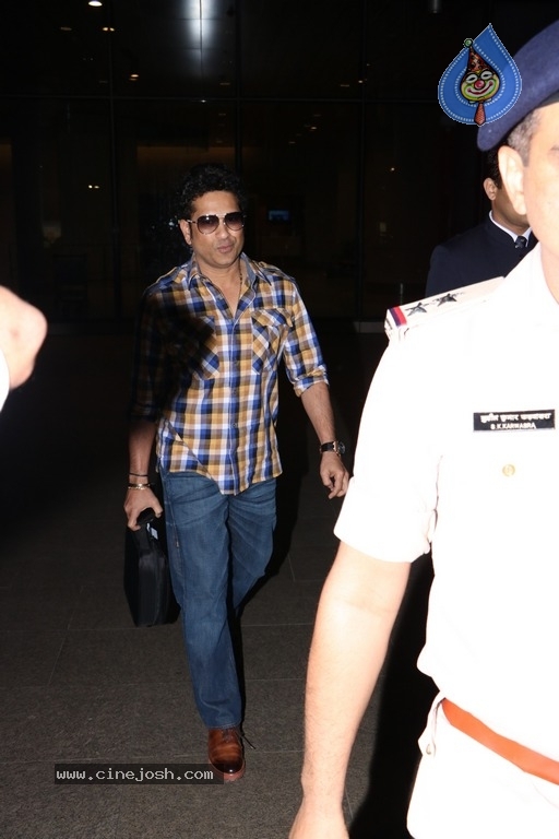Sachin Tendulkar and Bollywood Celebrities Spotted at Airport - 2 / 60 photos